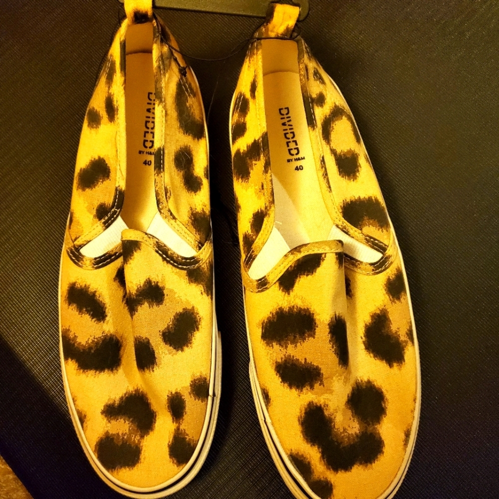 BRAND NEW size 9 H&M cheetah slip ons